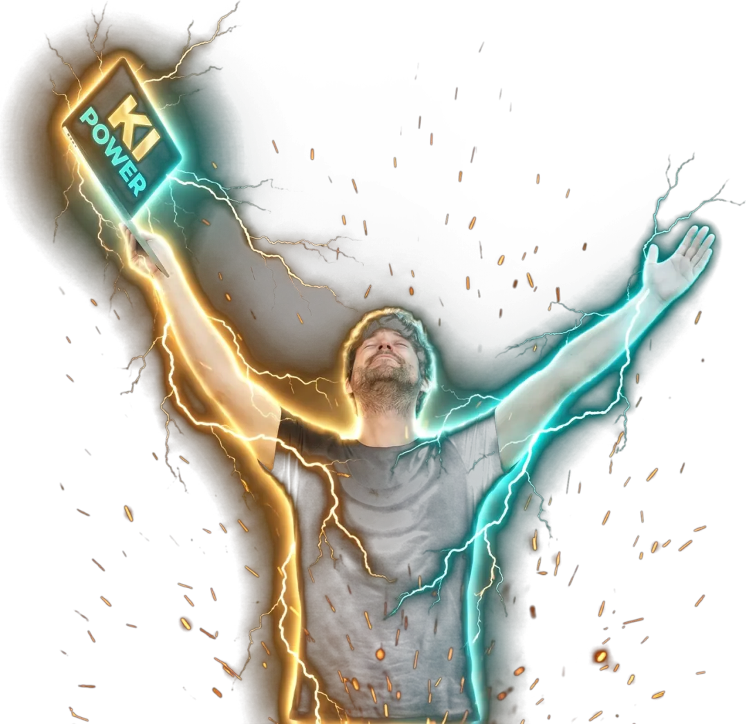 Niklaas Zander jubelt mit hochgerecktem Laptop, auf dem KI POWER leuchtet, schaut hoch zum Erstgespräch-Angebot